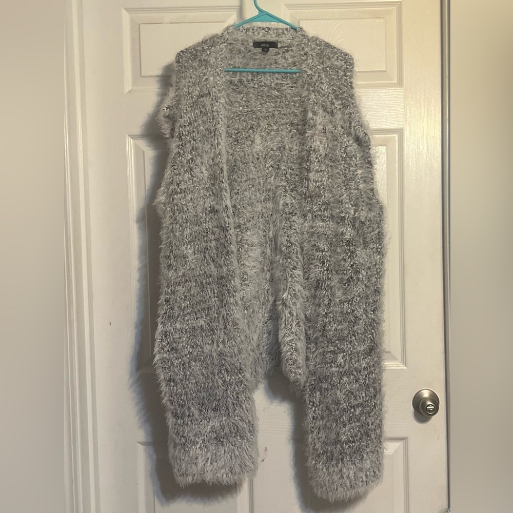 Fuzzy tunic vest. Gray/white.  Ellos brand.  Size 26/28